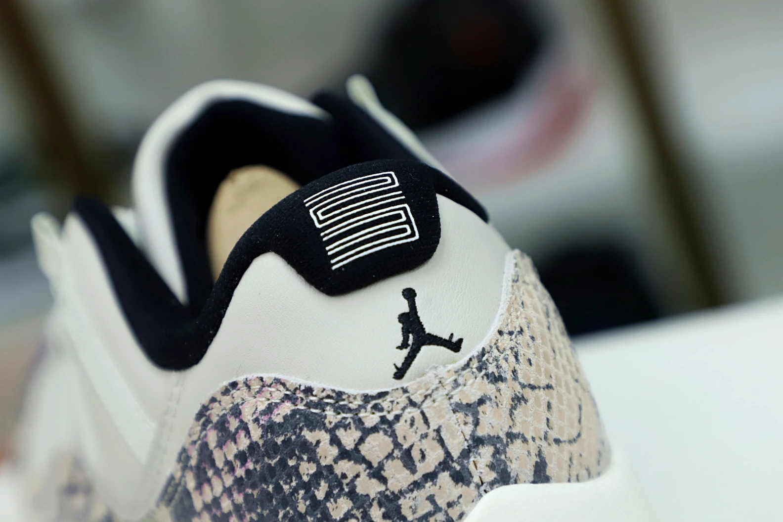 Kimikick AIR JORDAN 11 LOW SNAKESKIN LIGHT BONE Popular 1939