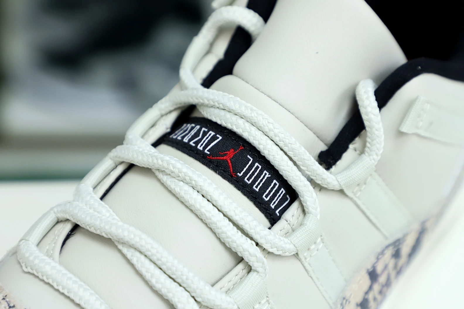Kimikick AIR JORDAN 11 LOW SNAKESKIN LIGHT BONE Popular 1939