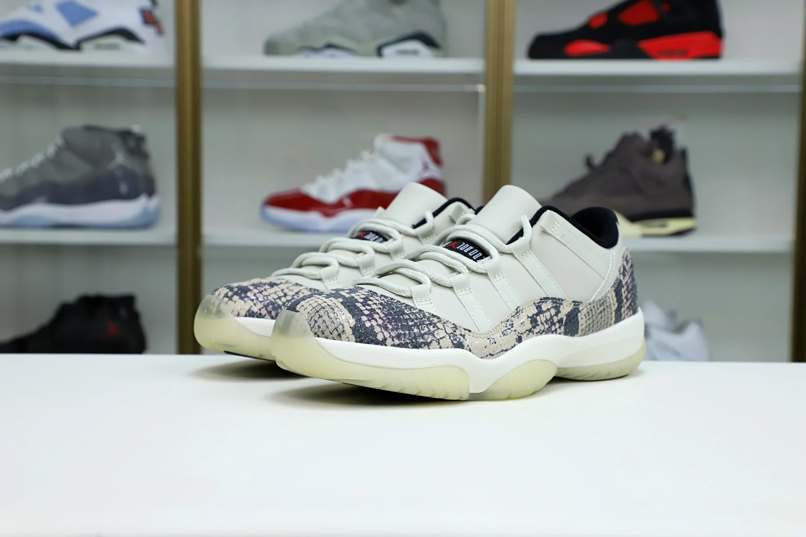 Kimikick AIR JORDAN 11 LOW SNAKESKIN LIGHT BONE Popular 1939