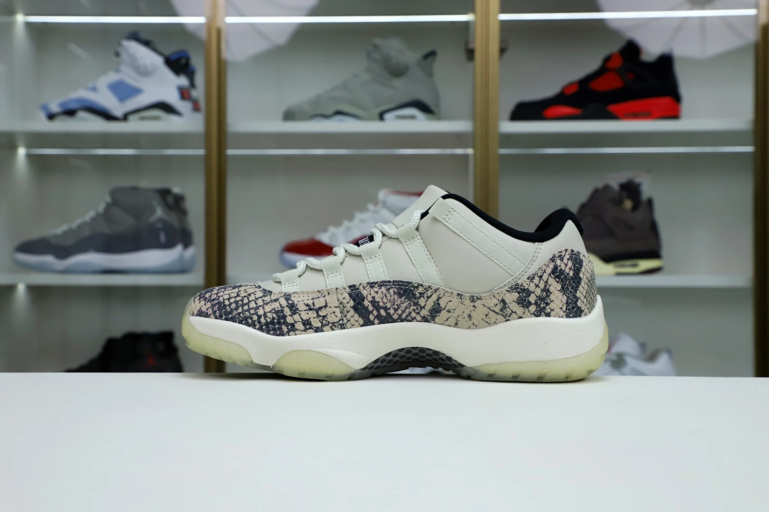Kimikick AIR JORDAN 11 LOW SNAKESKIN LIGHT BONE Popular 1939
