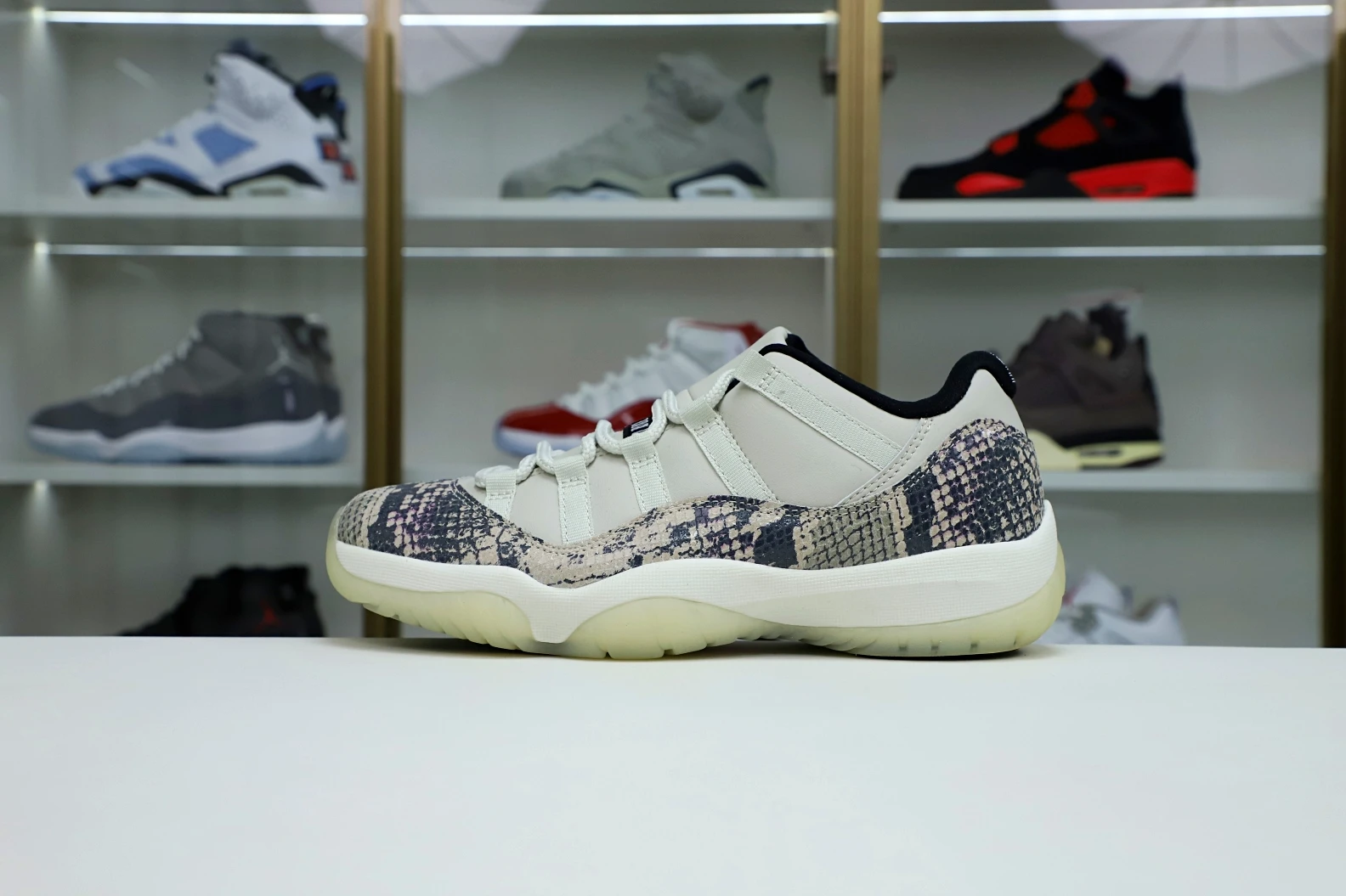 Kimikick AIR JORDAN 11 LOW SNAKESKIN LIGHT BONE Popular 1939