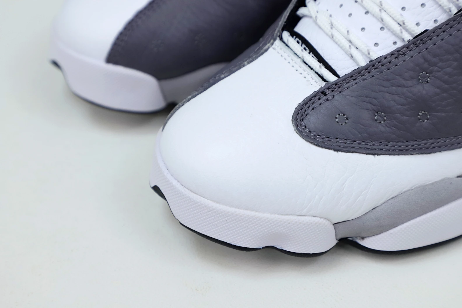 Kimikick AIR JORDAN 13 RETRO 'ATMOSPHERE GREY' -414571- Trendy 1929