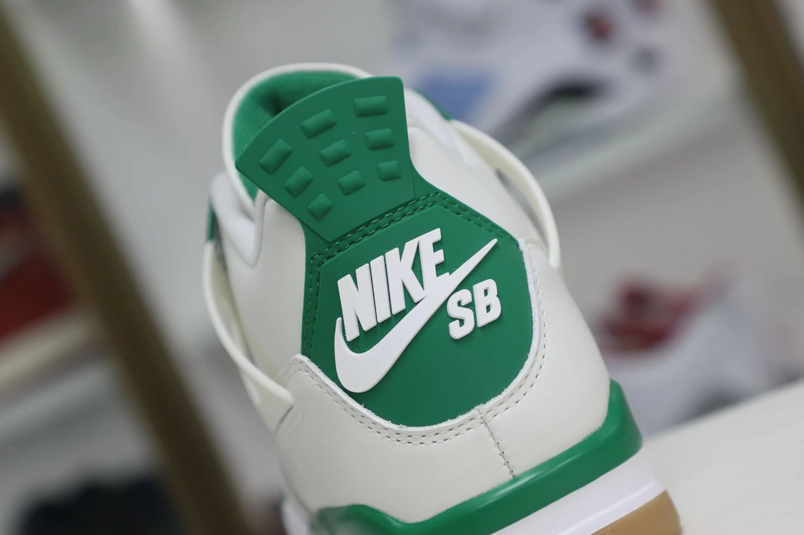Kimikick NIKE SB X AIR JORDAN 4 RETRO 'PINE GREEN' HighQuality 2966