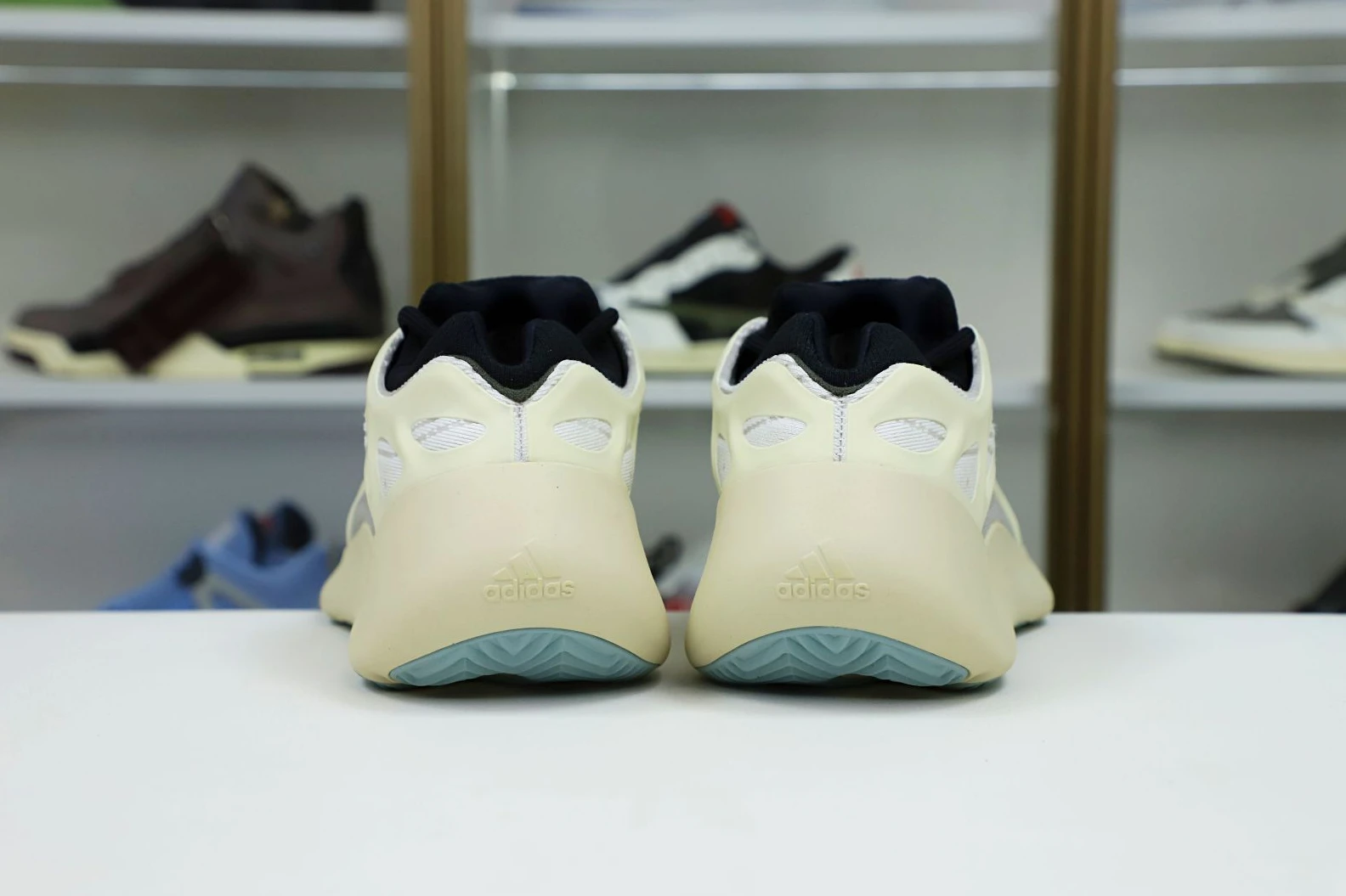Kimikick YEEZY 700 V3 'AZAEL' GoodFit 76