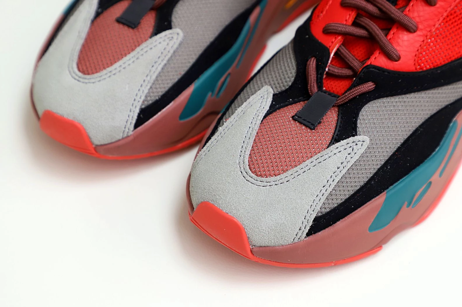 Kimikick YEEZY BOOST 700 HI-RES RED HQ WellDesigned 57