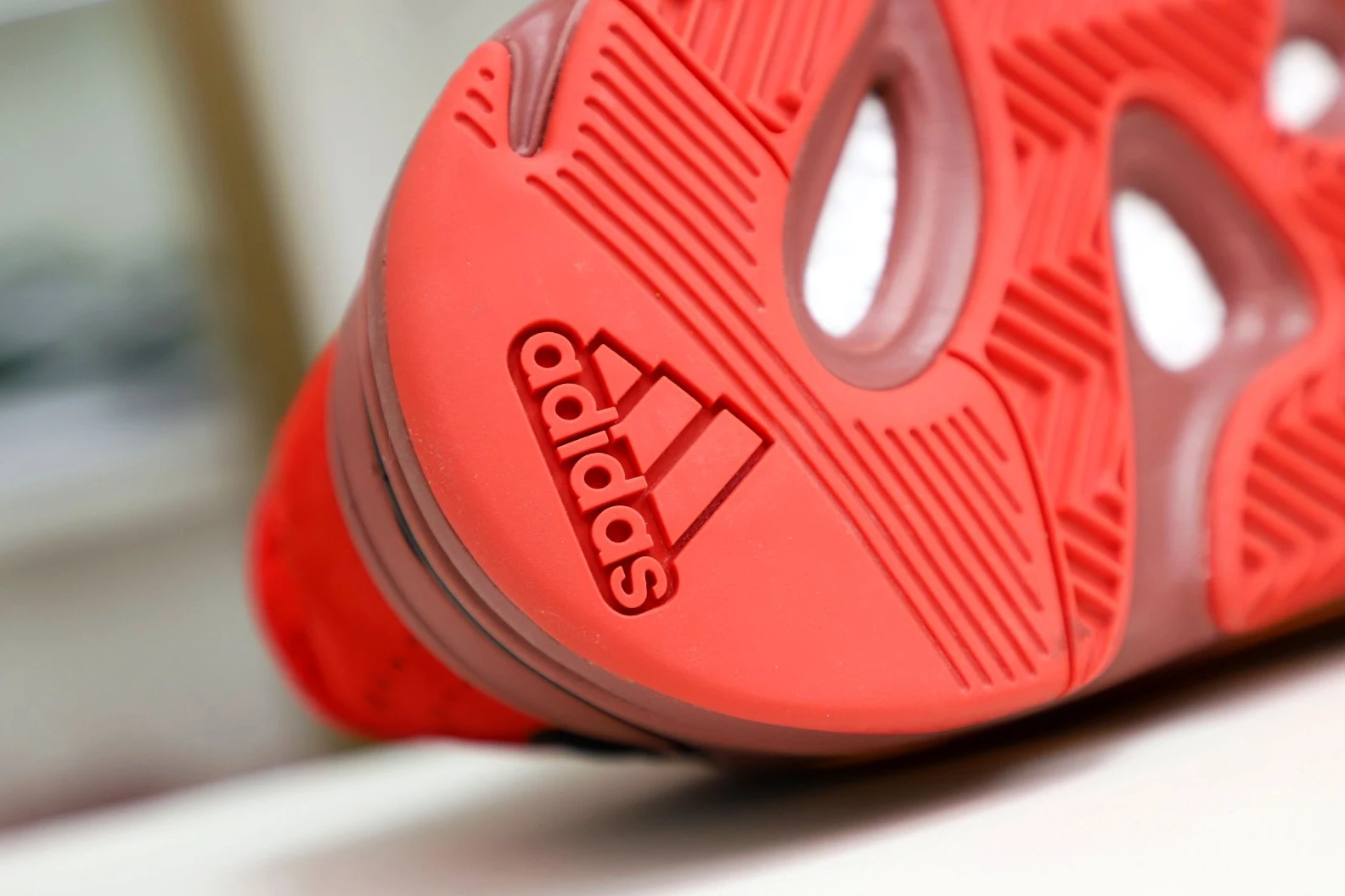 Kimikick YEEZY BOOST 700 HI-RES RED HQ WellDesigned 57