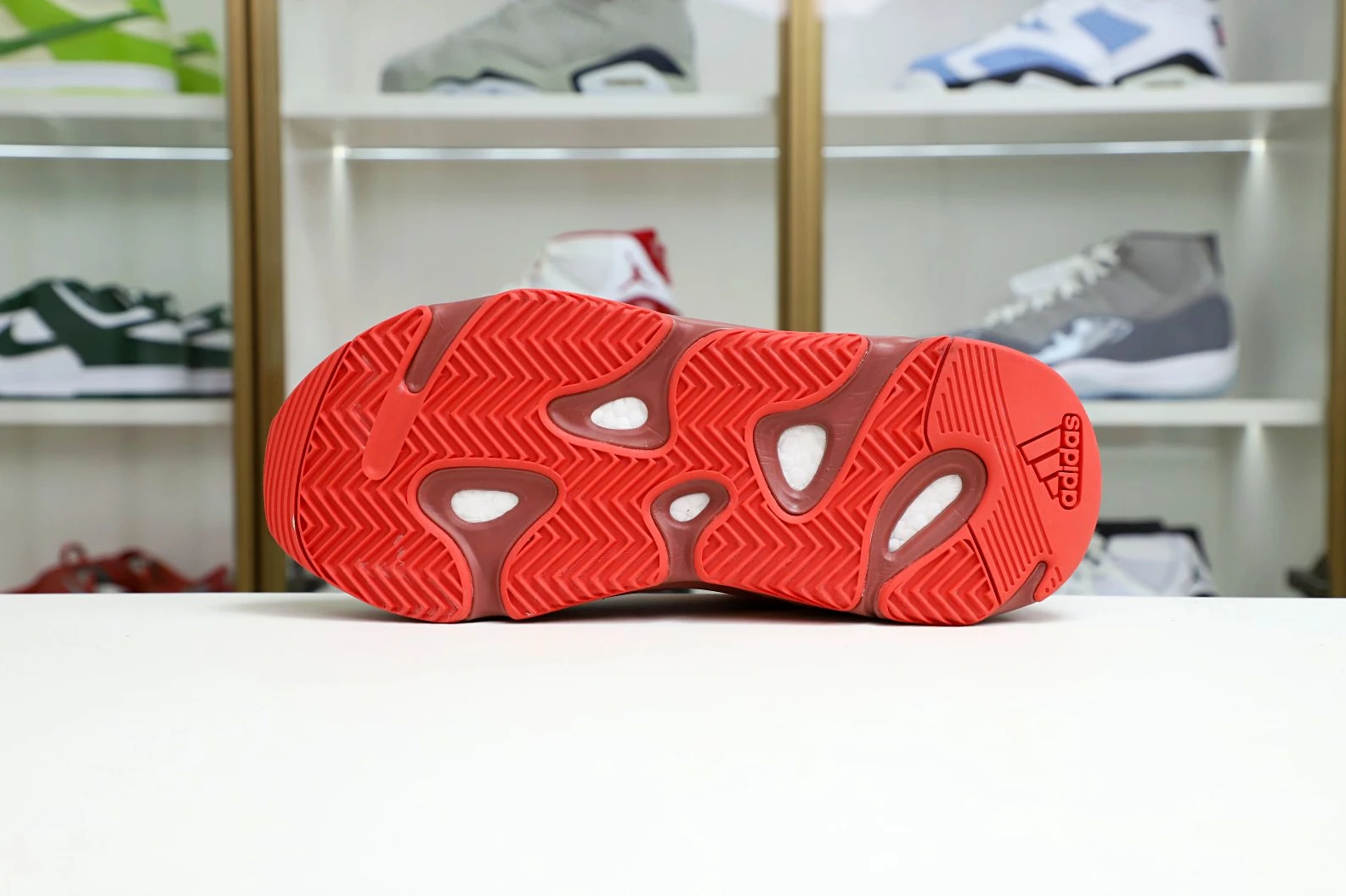 Kimikick YEEZY BOOST 700 HI-RES RED HQ WellDesigned 57