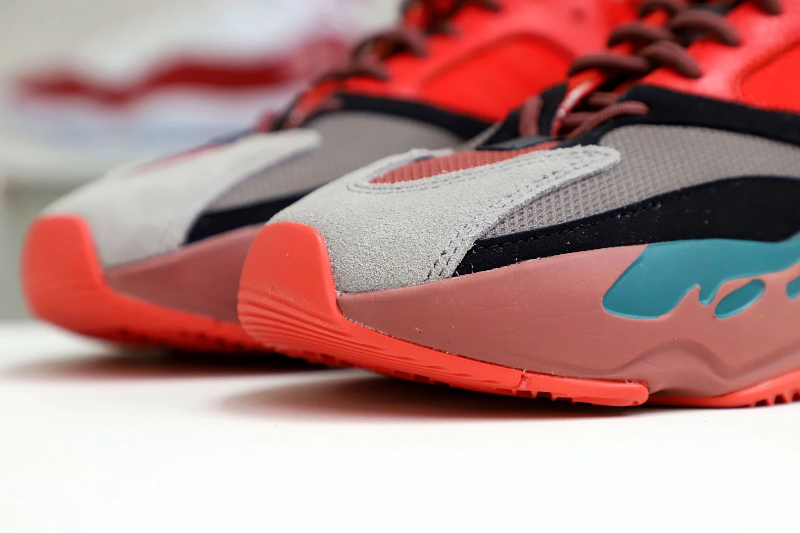 Kimikick YEEZY BOOST 700 HI-RES RED HQ WellDesigned 57