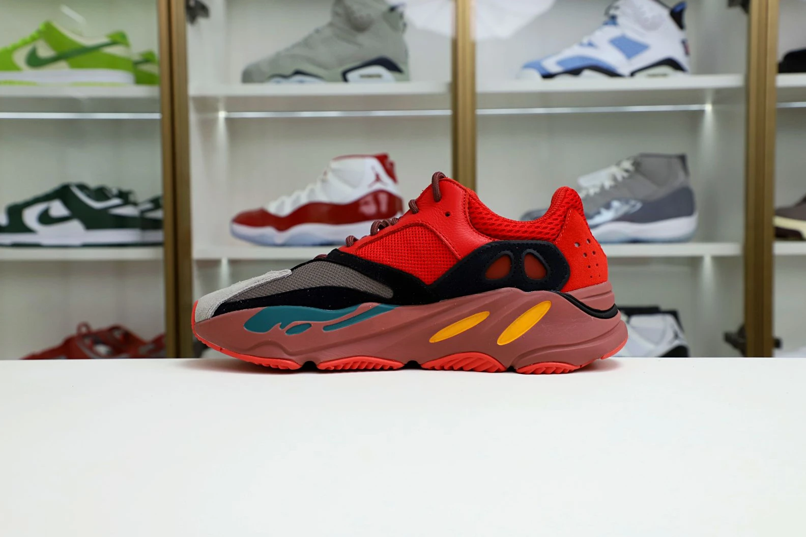 Kimikick YEEZY BOOST 700 HI-RES RED HQ WellDesigned 57