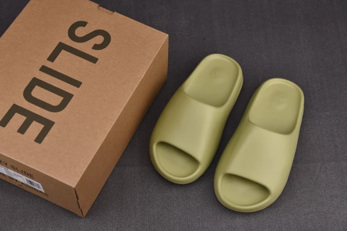 ModernLook Adidas Yeezy Slide Resin GZ 386