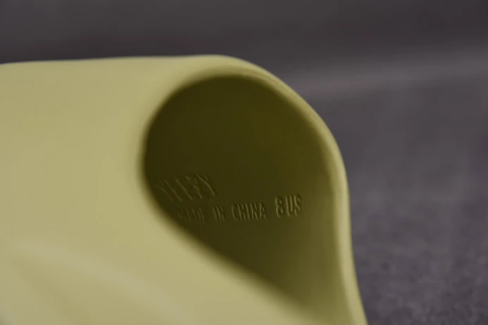 ModernLook Adidas Yeezy Slide Resin GZ 386