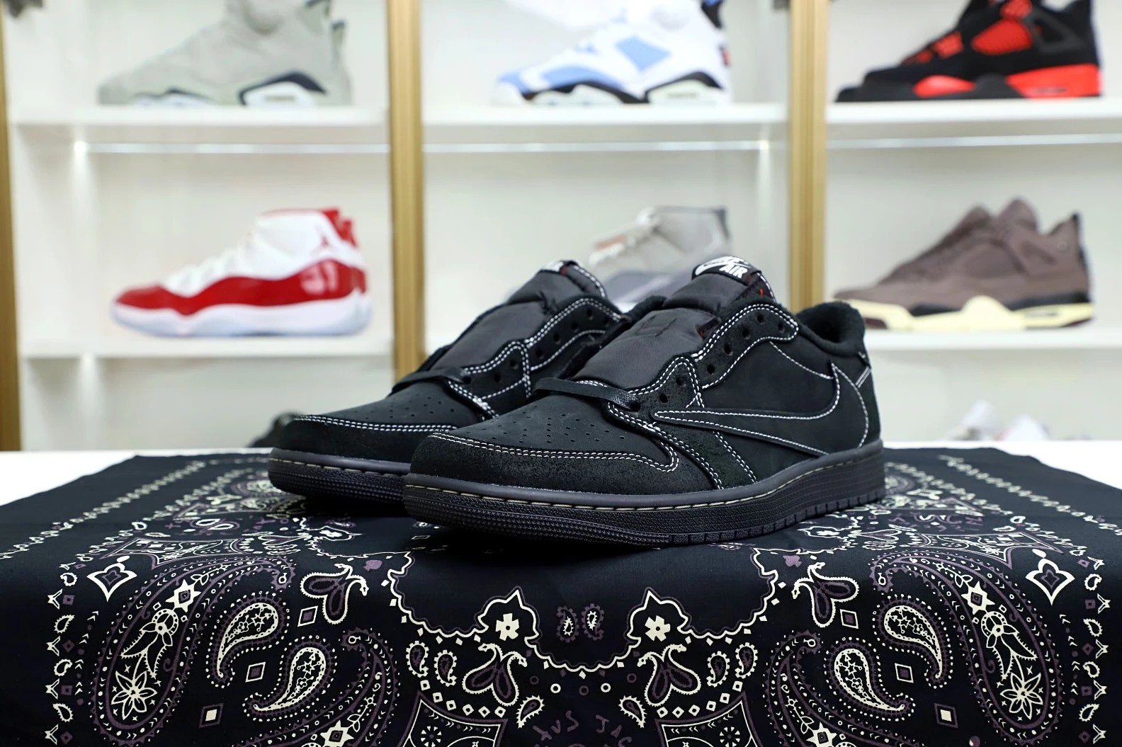 ModernLook Kimikick TRAVIS SCOTT X NIKE AIR JORDAN 1 LOW OG “BLACK PHANTOM” 3508