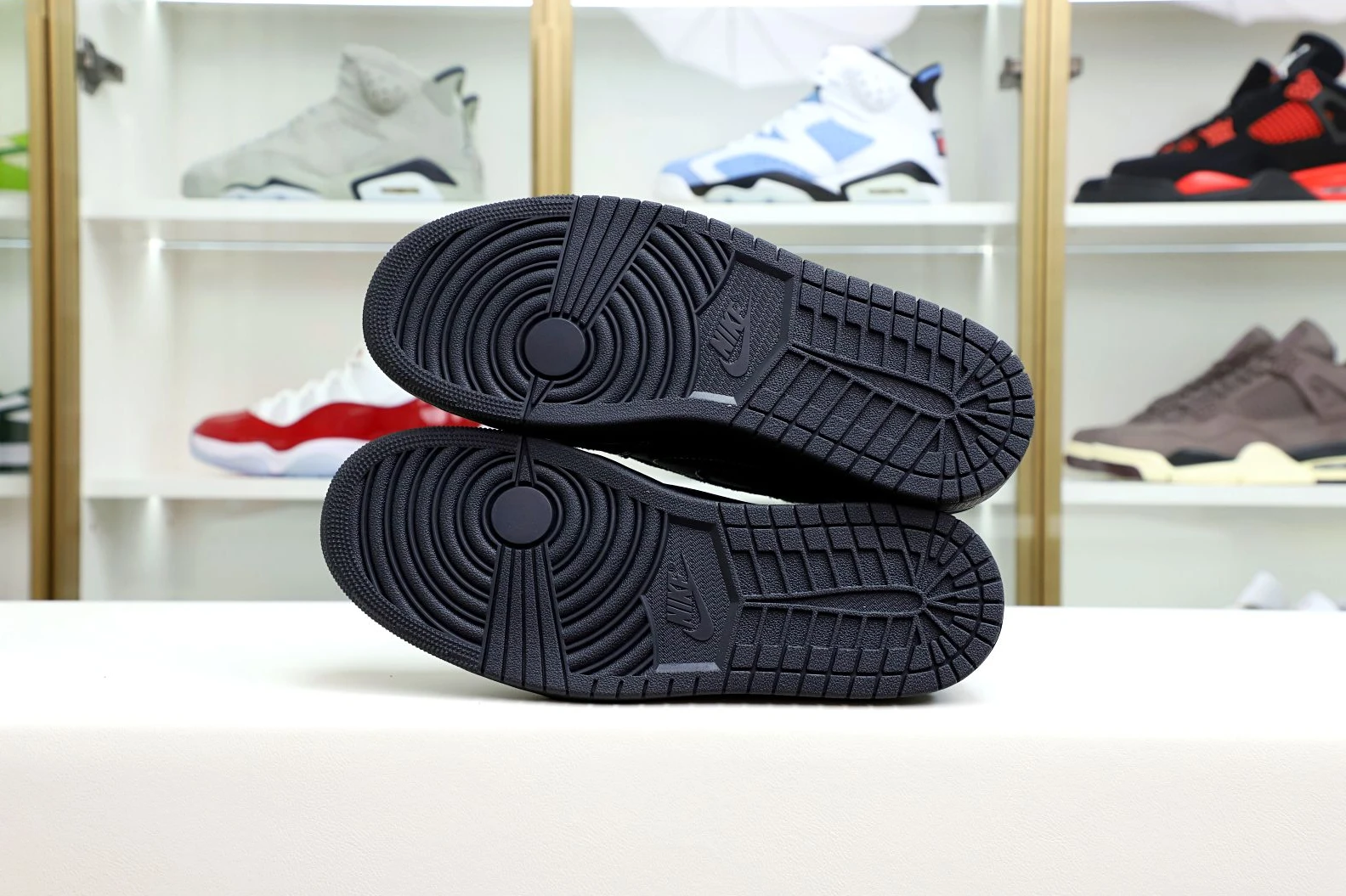 ModernLook Kimikick TRAVIS SCOTT X NIKE AIR JORDAN 1 LOW OG “BLACK PHANTOM” 3508