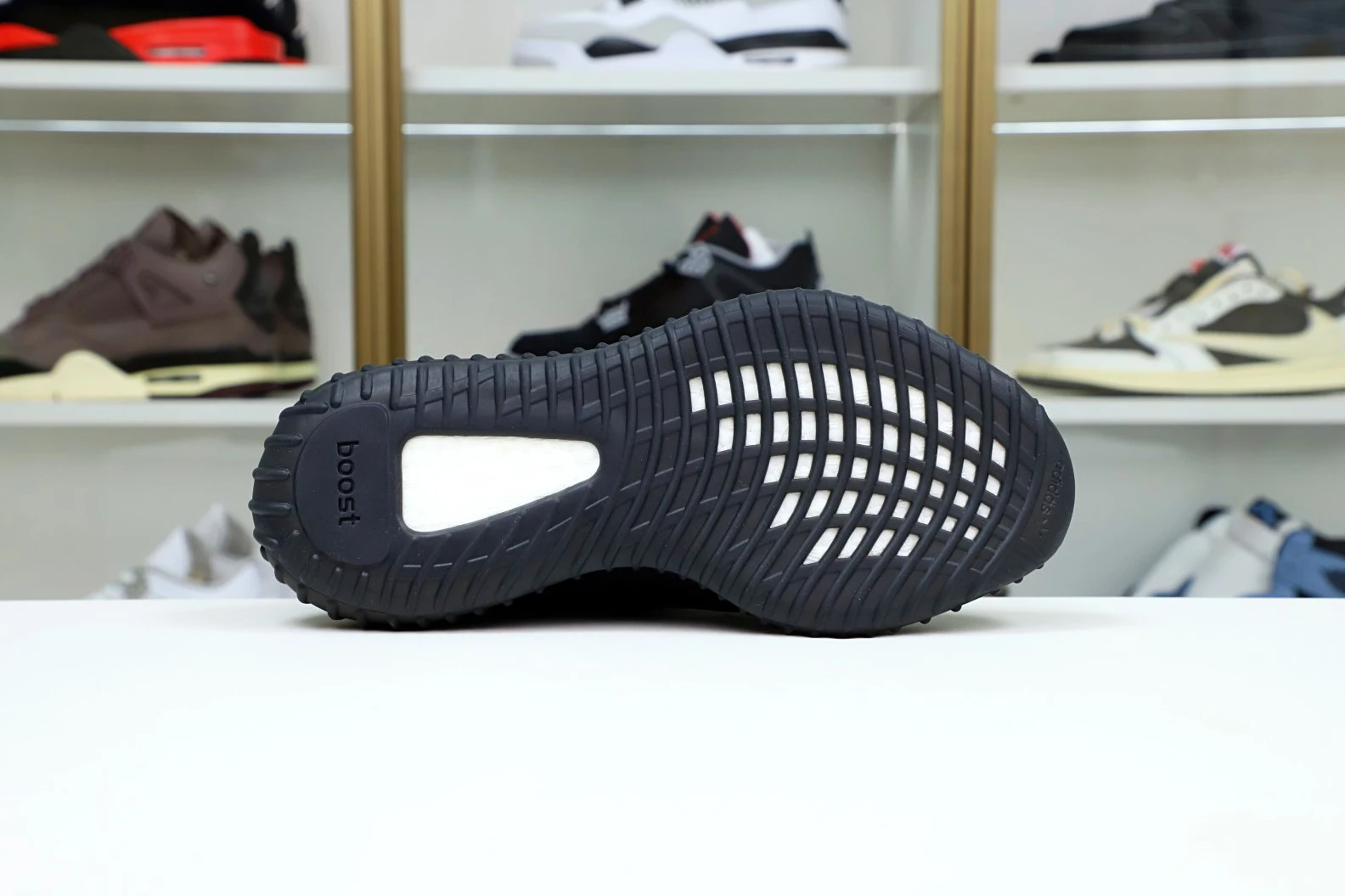 ModernLook Kimikick YEEZY BOOST 350 V2 ONYX 66