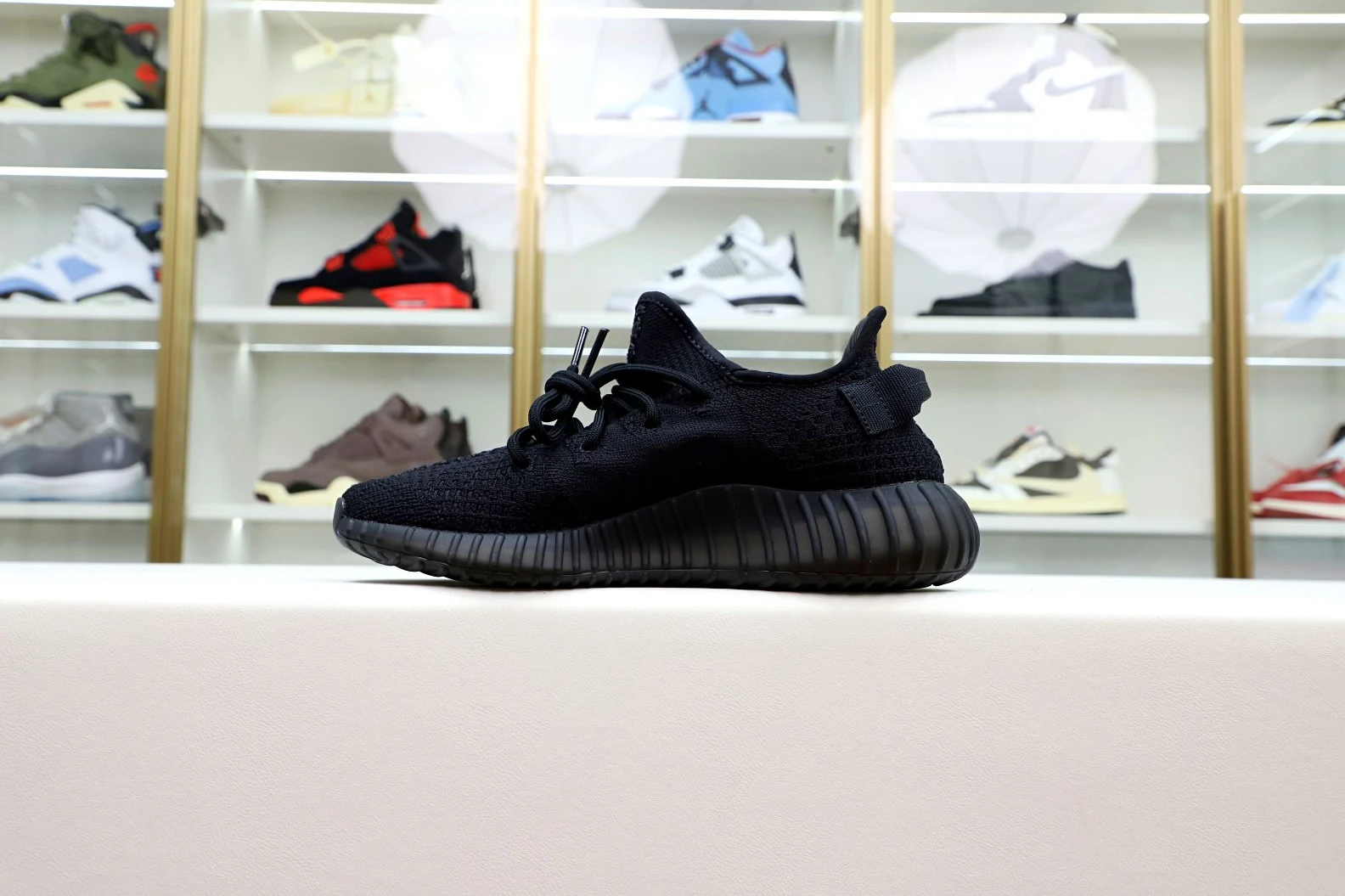 ModernLook Kimikick YEEZY BOOST 350 V2 ONYX 66
