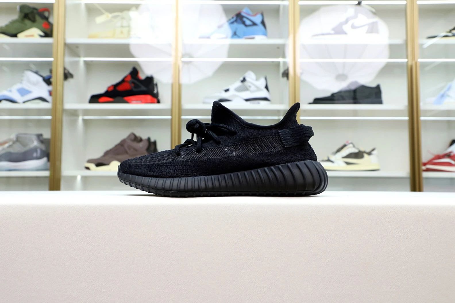 ModernLook Kimikick YEEZY BOOST 350 V2 ONYX 66