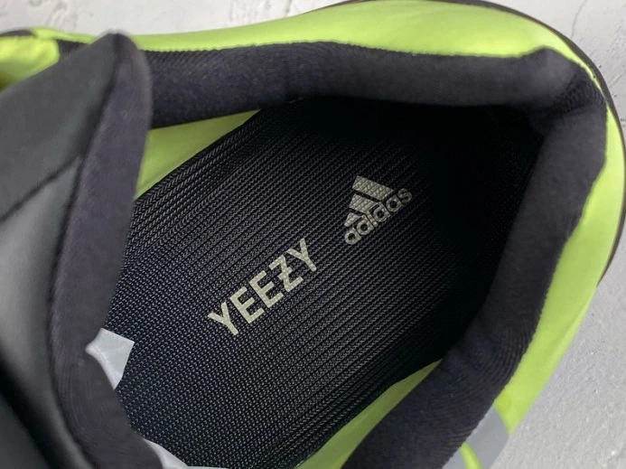 ModernLook ad*s yeezy boost 700 mnvn phosphor fy 192