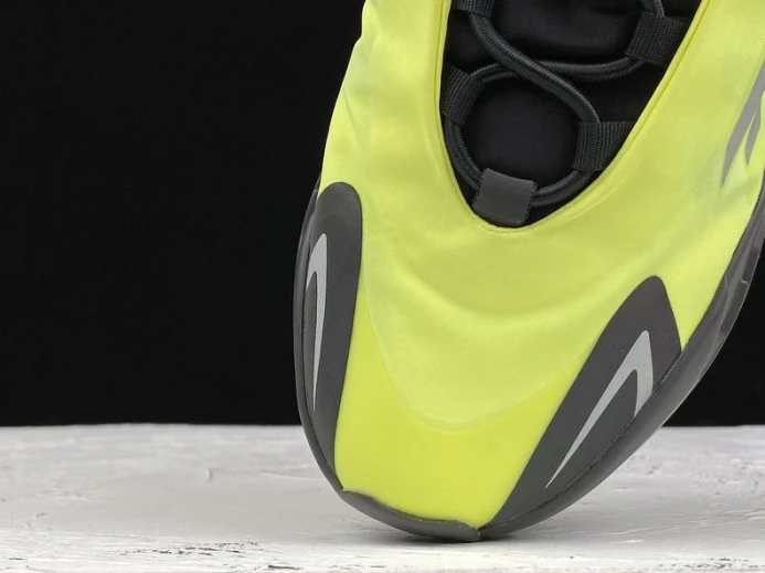 ModernLook ad*s yeezy boost 700 mnvn phosphor fy 192