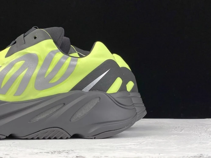 ModernLook ad*s yeezy boost 700 mnvn phosphor fy 192