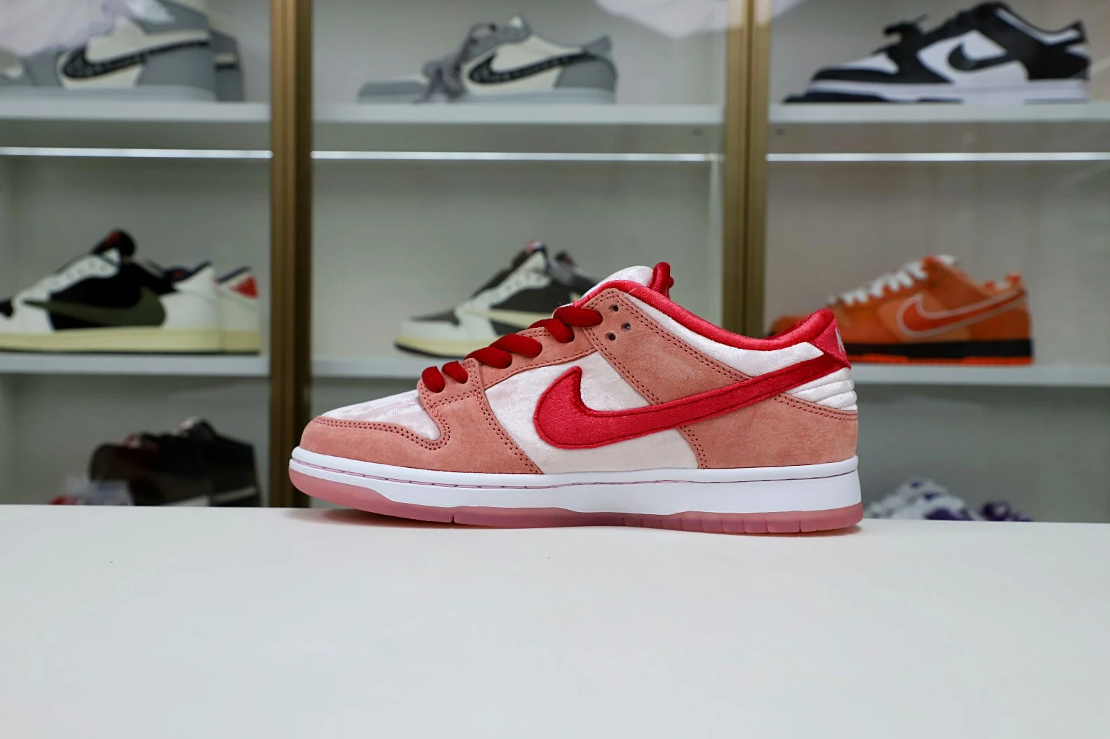 NewStyle Kimikick STRANGELOVE X DUNK LOW SB 'VALENTINE'S DAY' 3533