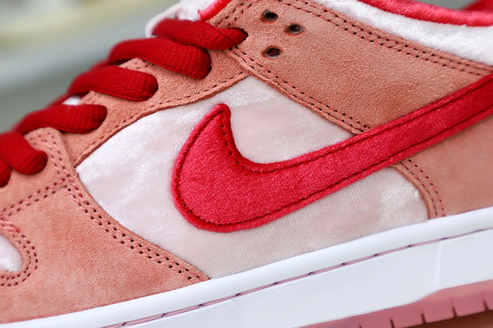 NewStyle Kimikick STRANGELOVE X DUNK LOW SB 'VALENTINE'S DAY' 3533
