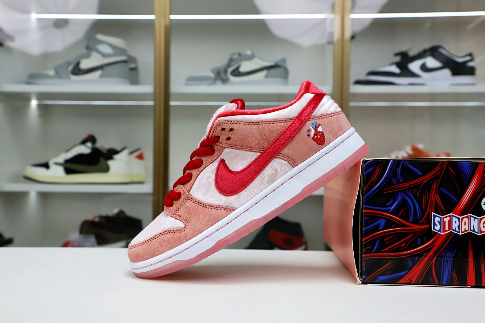 NewStyle Kimikick STRANGELOVE X DUNK LOW SB 'VALENTINE'S DAY' 3533