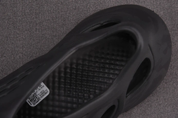 Popular Adidas Yeezy Foam RNNR Onyx HP 401