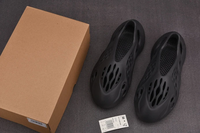 Popular Adidas Yeezy Foam RNNR Onyx HP 401