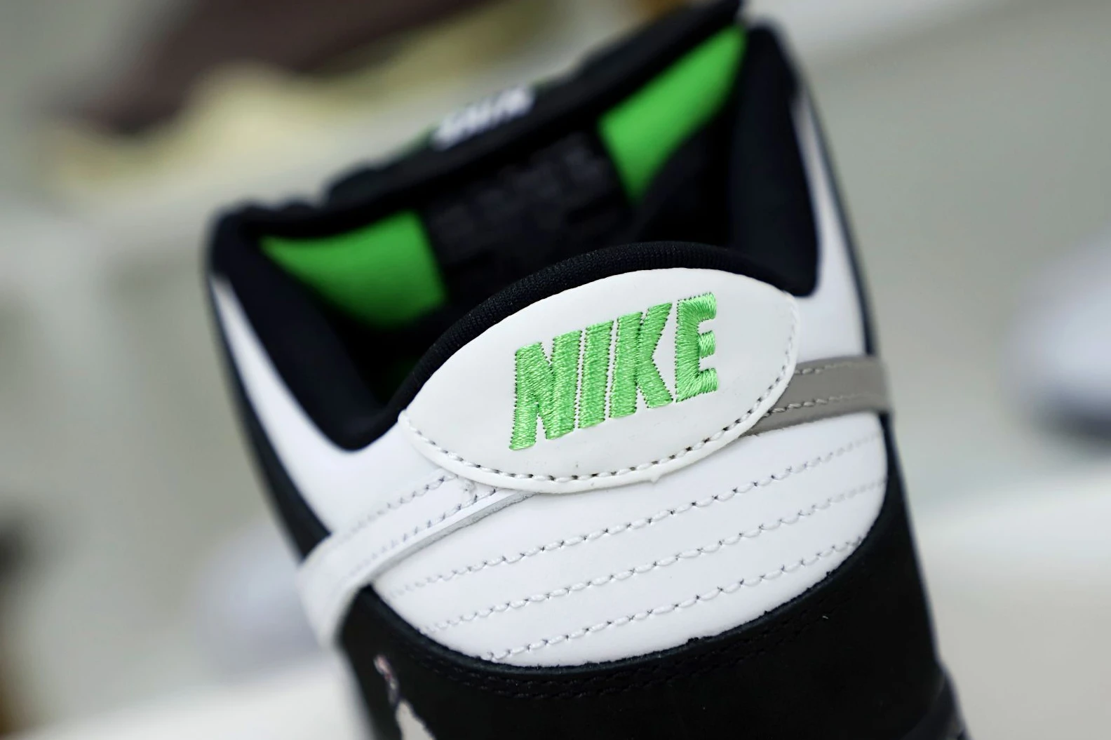 SportInspired Kimikick NIKE SB DUNK LOW STAPLE PANDA PIGEON (REGULAR BOX) 3486