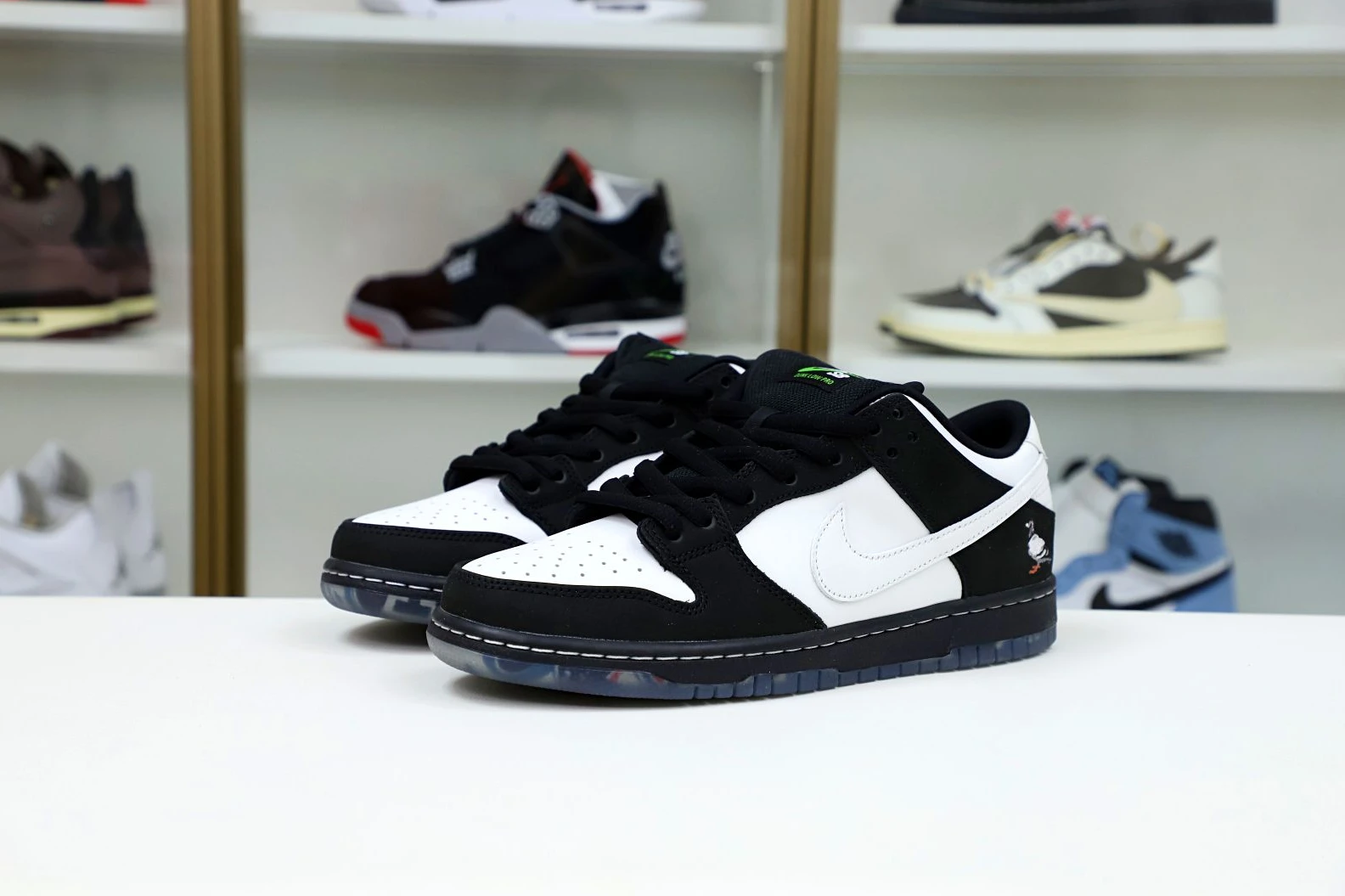SportInspired Kimikick NIKE SB DUNK LOW STAPLE PANDA PIGEON (REGULAR BOX) 3486
