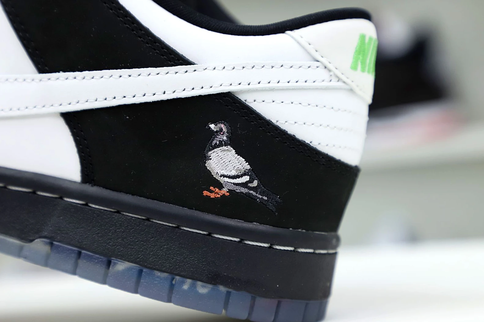 SportInspired Kimikick NIKE SB DUNK LOW STAPLE PANDA PIGEON (REGULAR BOX) 3486