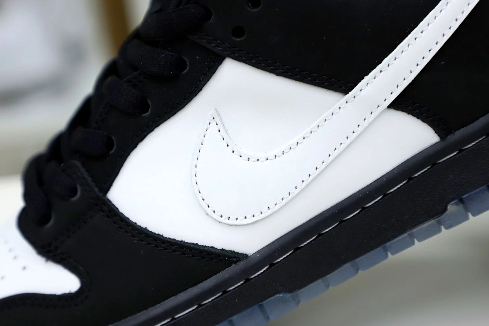 SportInspired Kimikick NIKE SB DUNK LOW STAPLE PANDA PIGEON (REGULAR BOX) 3486
