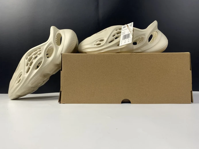 TopPick Adidas Yeezy Foam RNNR Sand FY 395