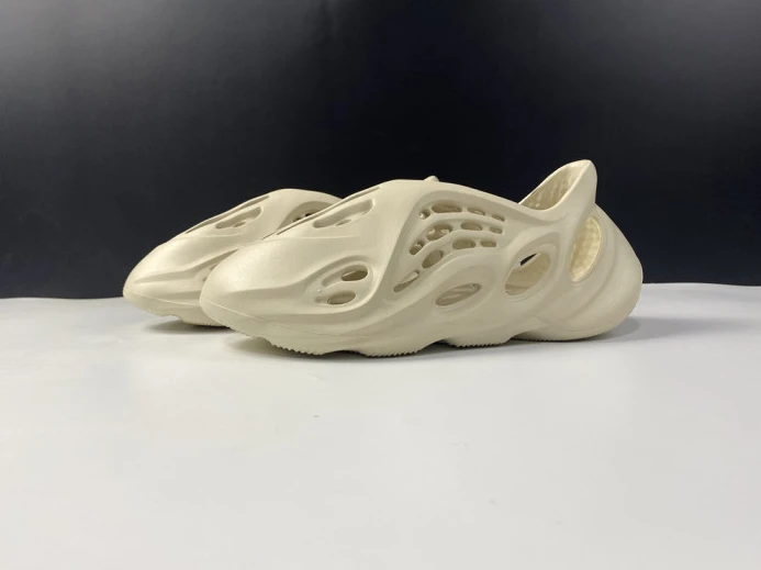 TopPick Adidas Yeezy Foam RNNR Sand FY 395
