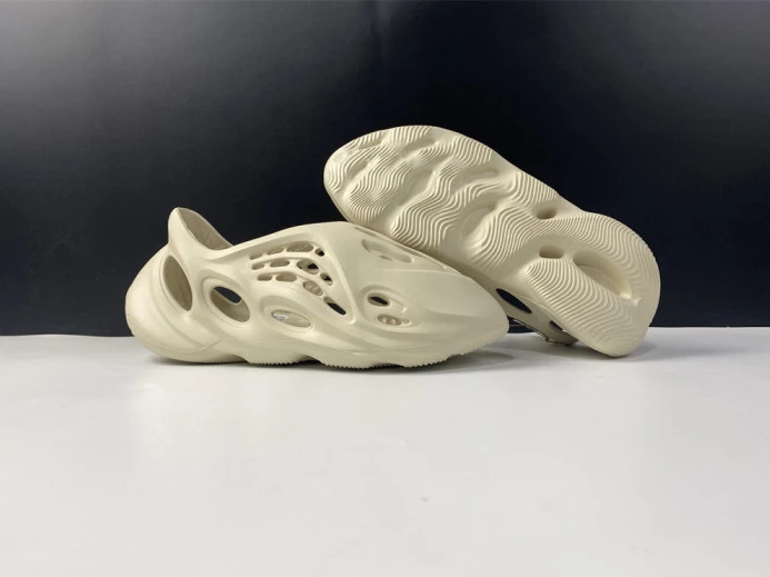 TopPick Adidas Yeezy Foam RNNR Sand FY 395