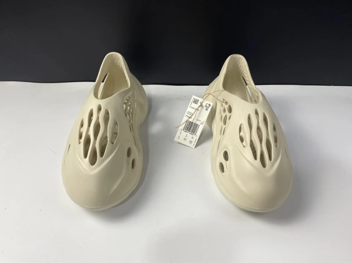 TopPick Adidas Yeezy Foam RNNR Sand FY 395