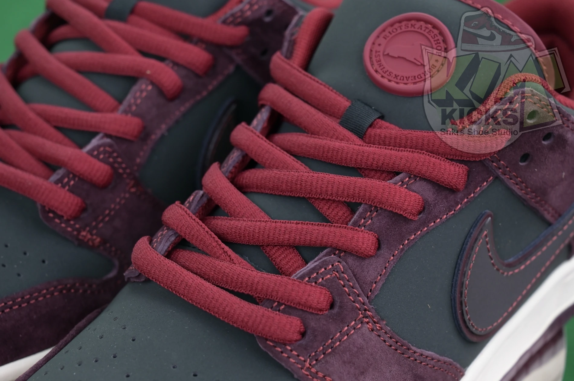 Trendy Kimikick RIOT Skateshop x Nike SB Dunk Low 3377
