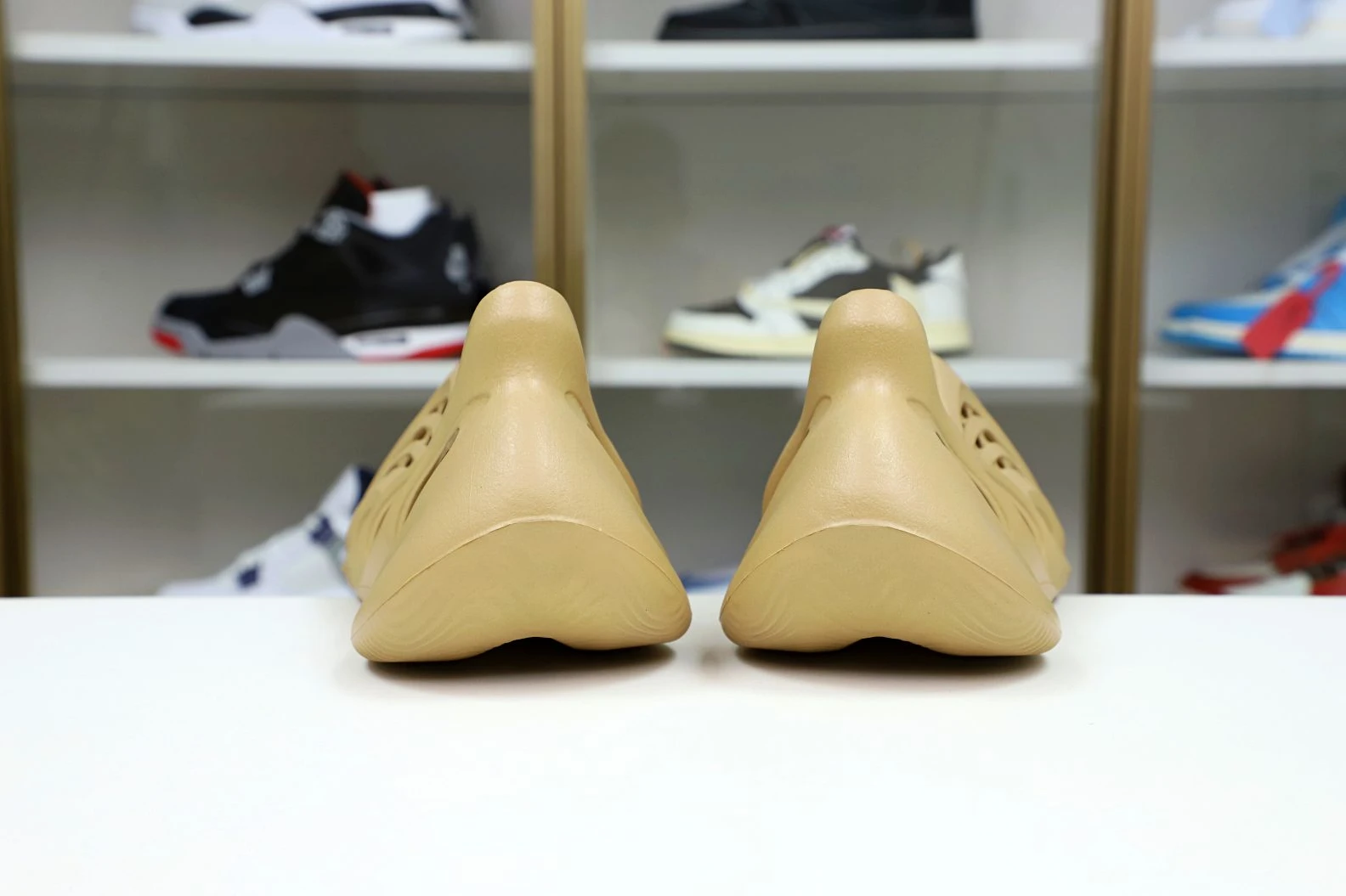 Trendy Kimikick YEEZY FOAM RUNNER 'OCHRE' 35