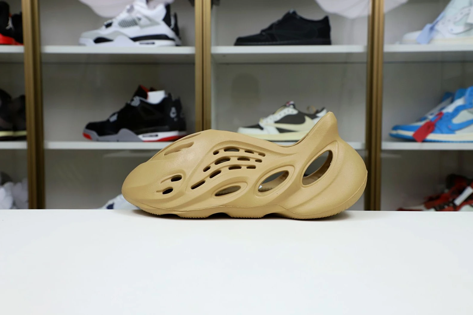 Trendy Kimikick YEEZY FOAM RUNNER 'OCHRE' 35