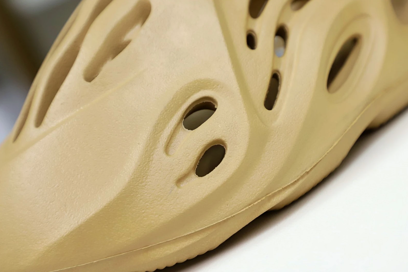 Trendy Kimikick YEEZY FOAM RUNNER 'OCHRE' 35