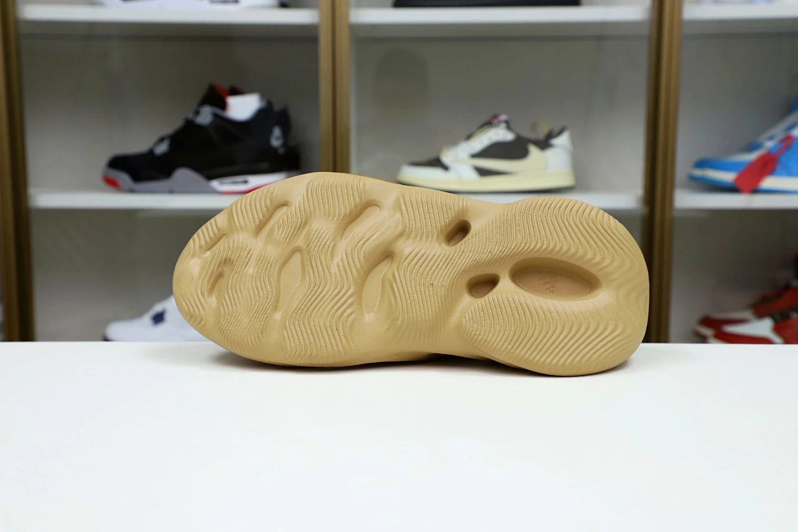 Trendy Kimikick YEEZY FOAM RUNNER 'OCHRE' 35