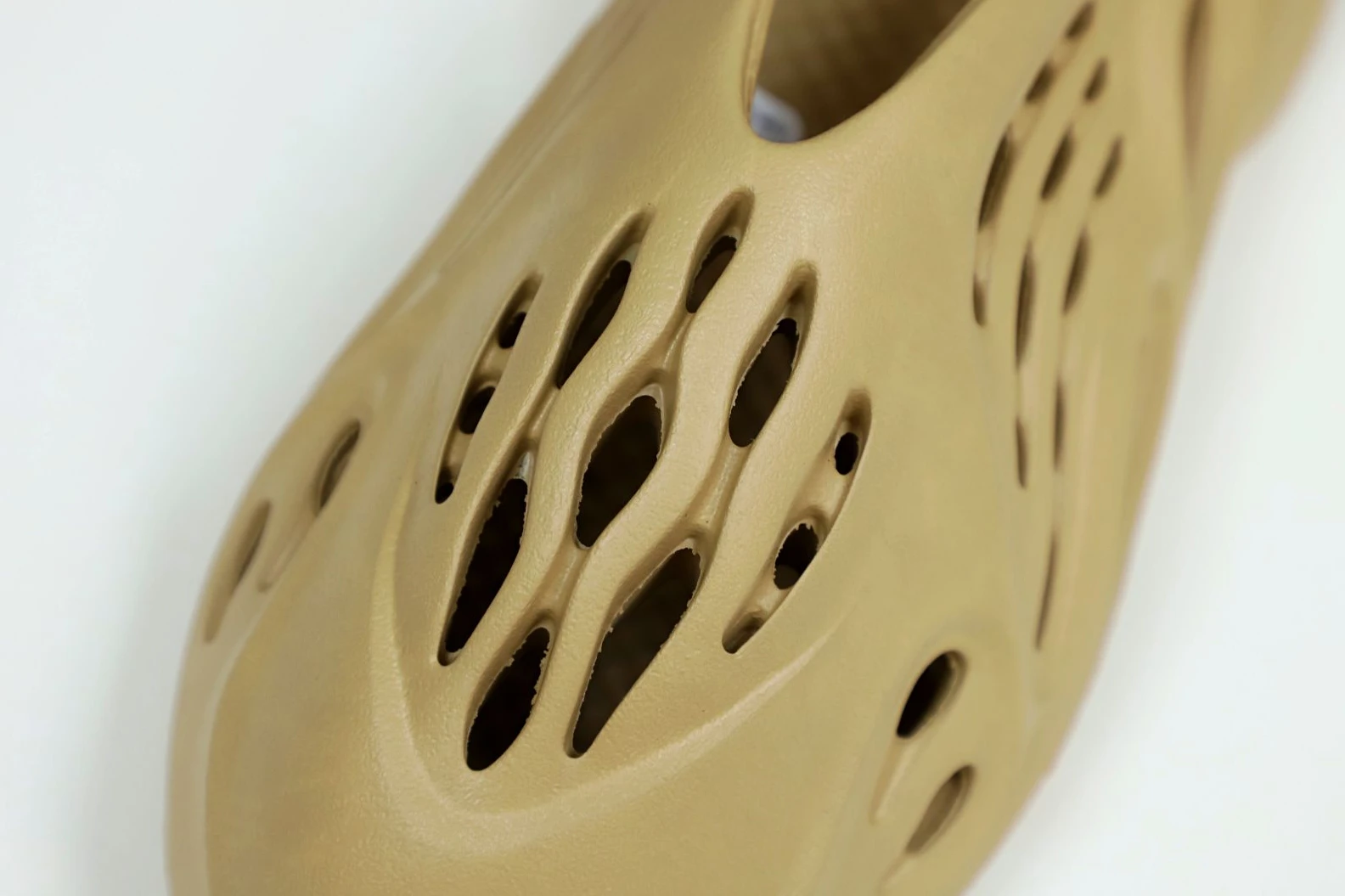Trendy Kimikick YEEZY FOAM RUNNER 'OCHRE' 35