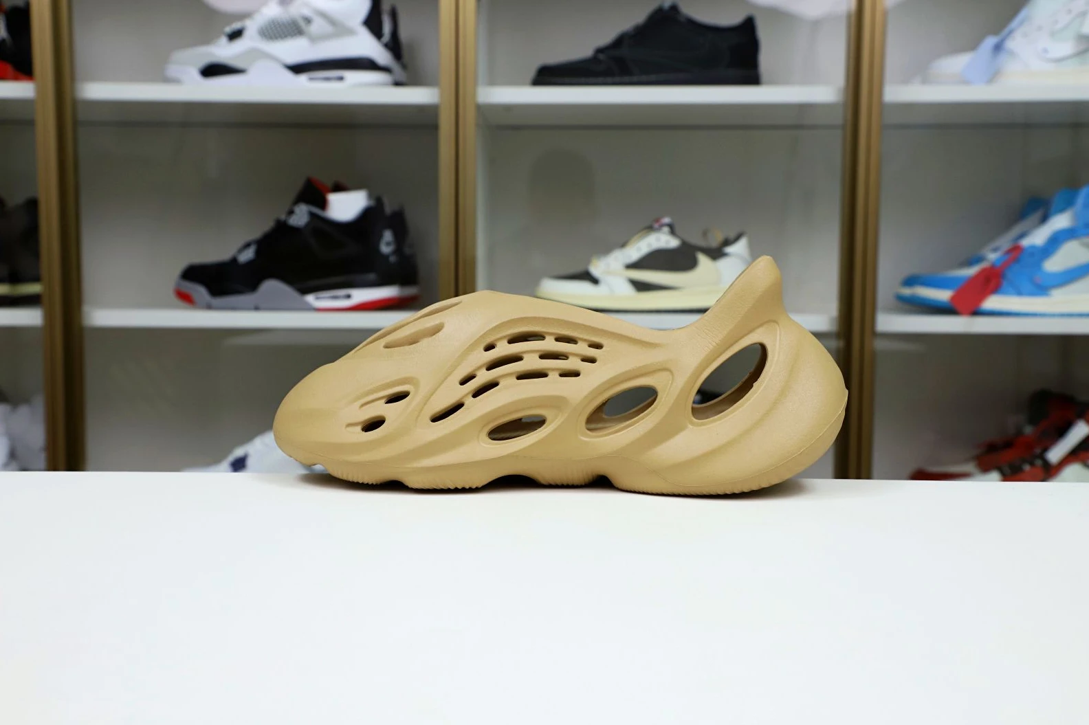 Trendy Kimikick YEEZY FOAM RUNNER 'OCHRE' 35