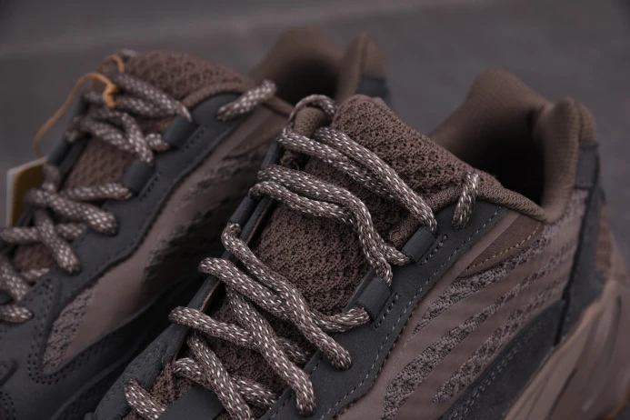 UrbanStyle ADIDAS Yeezy Boost 700 V2 'Mauve' GZ 369