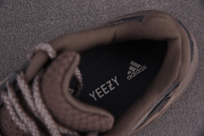 UrbanStyle ADIDAS Yeezy Boost 700 V2 'Mauve' GZ 369