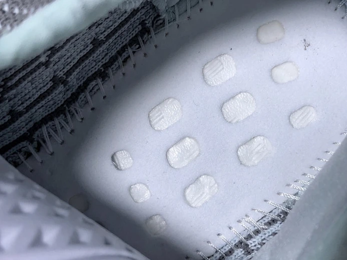 WellDesigned Adidas Yeezy Boost 350 V2 Blue Tint B 326