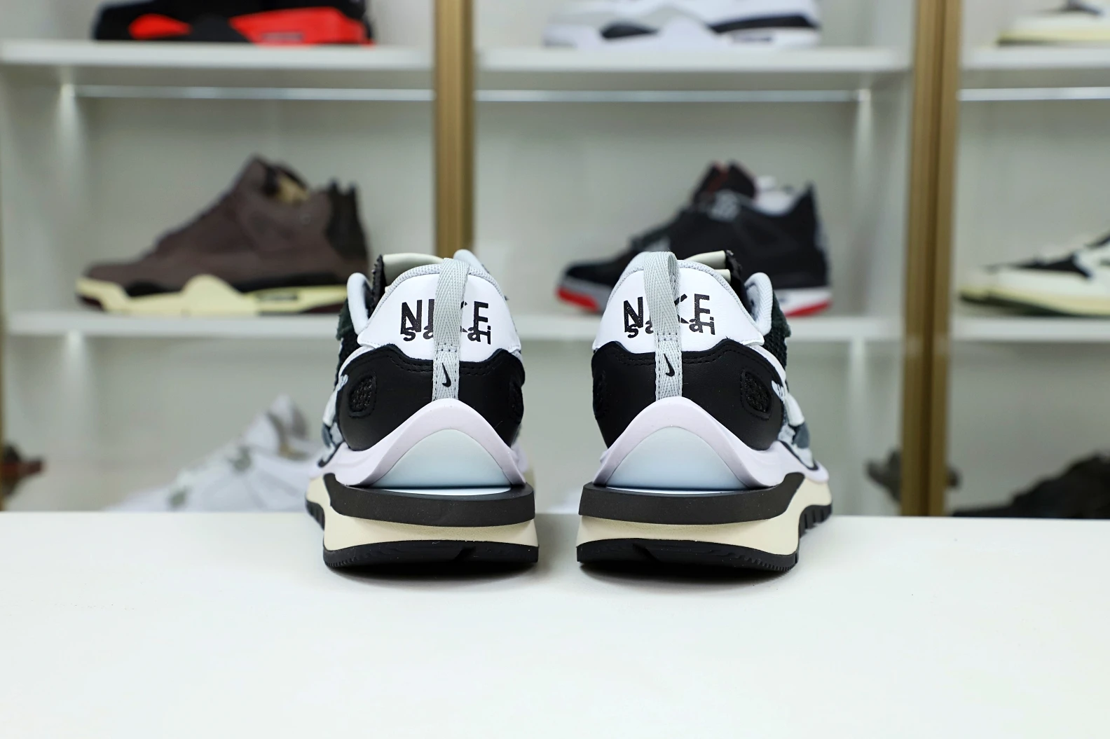 WellDesigned Kimikick SACAI X VAPORWAFFLE 'BLACK WHITE' 3528