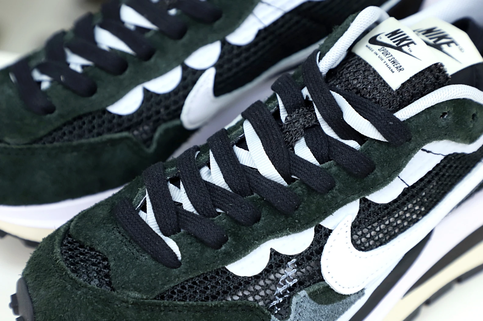 WellDesigned Kimikick SACAI X VAPORWAFFLE 'BLACK WHITE' 3528