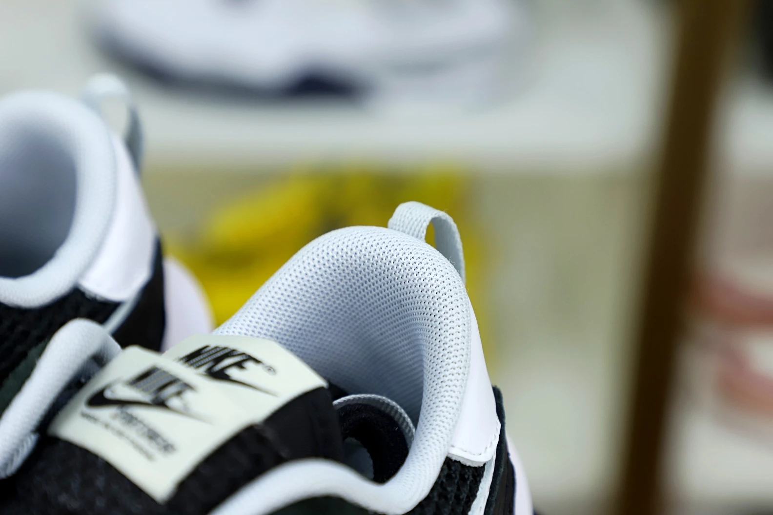 WellDesigned Kimikick SACAI X VAPORWAFFLE 'BLACK WHITE' 3528