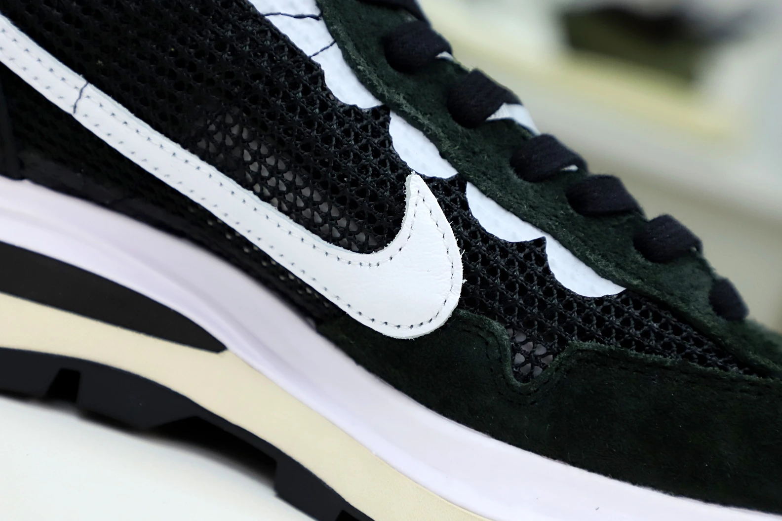 WellDesigned Kimikick SACAI X VAPORWAFFLE 'BLACK WHITE' 3528